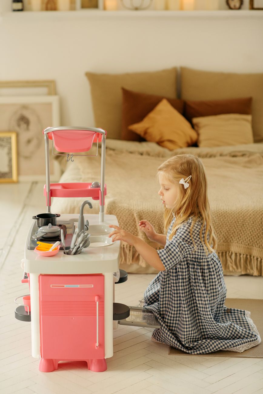 Play Kitchen Set Buying Guide: Wood vs Plastic, Compact vs Full-Size
