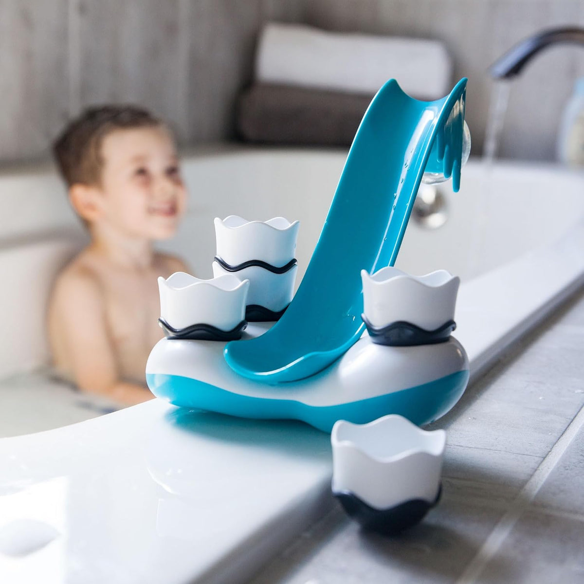 Fat Brain Toys Waddle Bobbers, Kids Bath Toys, Bath Time Fun Playset with Floating Penguins