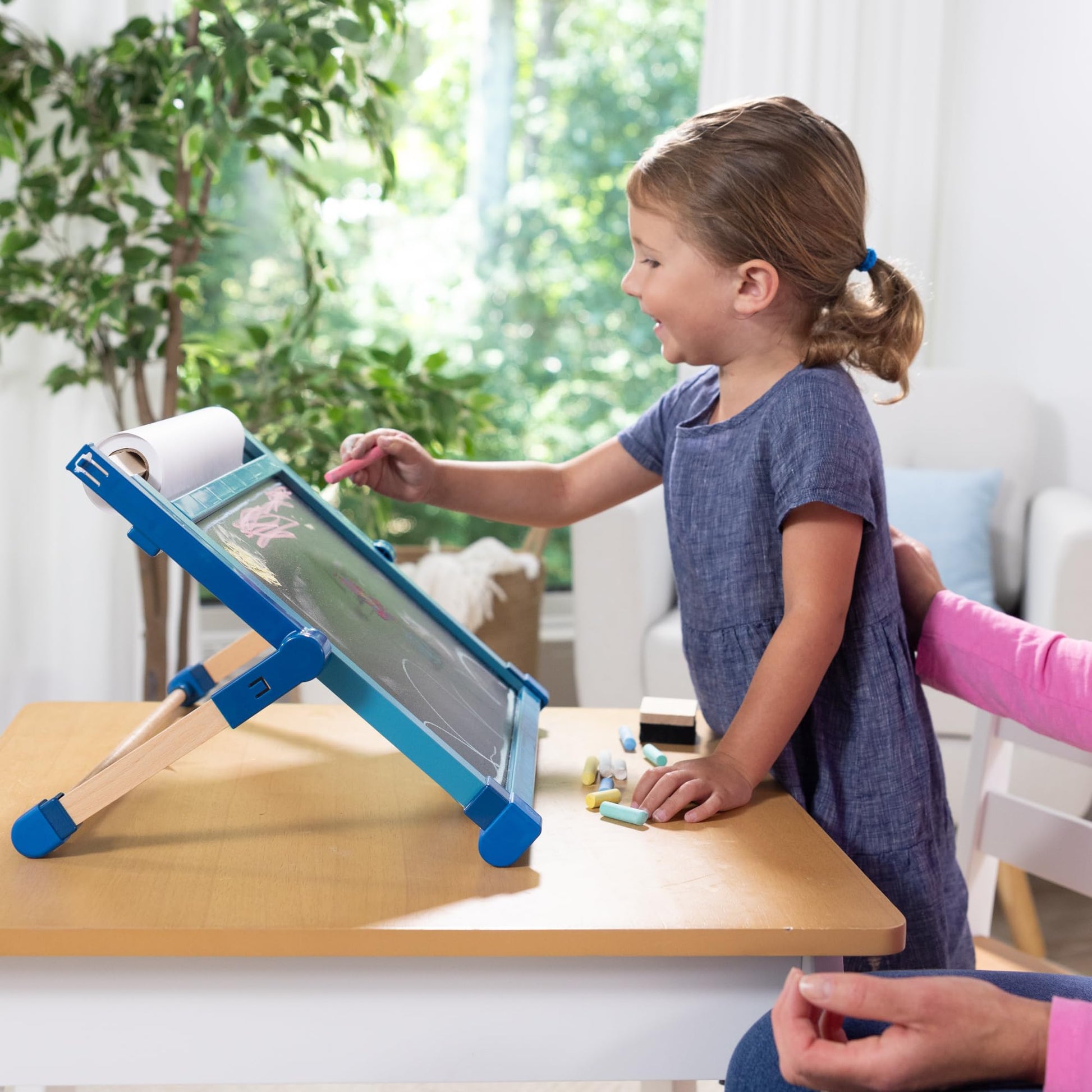 Melissa & Doug Magnetic Tabletop Easel, Deluxe Double-Sided Wooden Art Set with Chalkboard